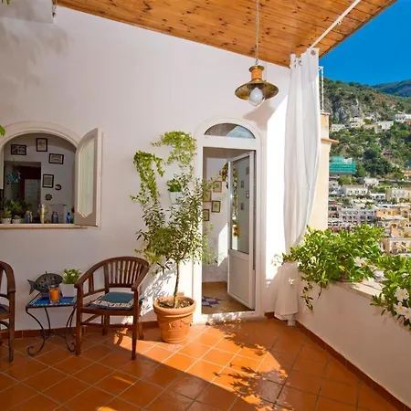 Casa Noemi 4&2, Emma *