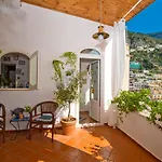 Casa Noemi 4&2, Emma *