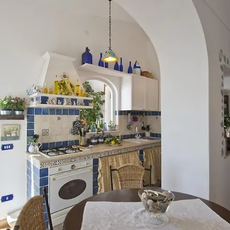 Casa Noemi 4&2, Emma Позитано