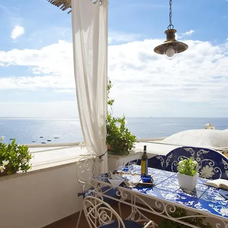 Casa Noemi 4&2, Emma Позитано